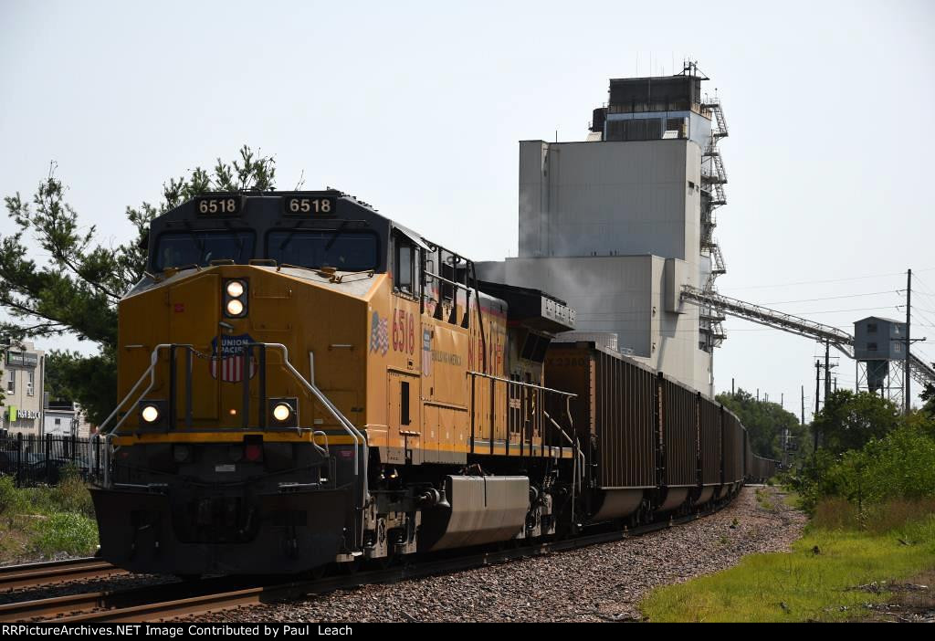 Coal empties cruise west